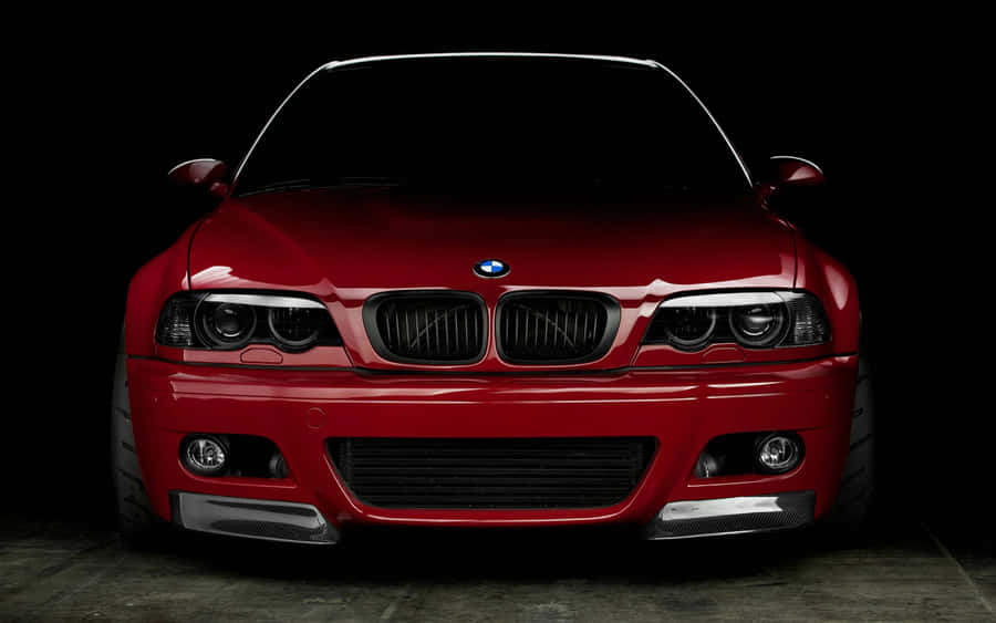 BMW E46 Vermelha Vista Frontal Fundo Escuro