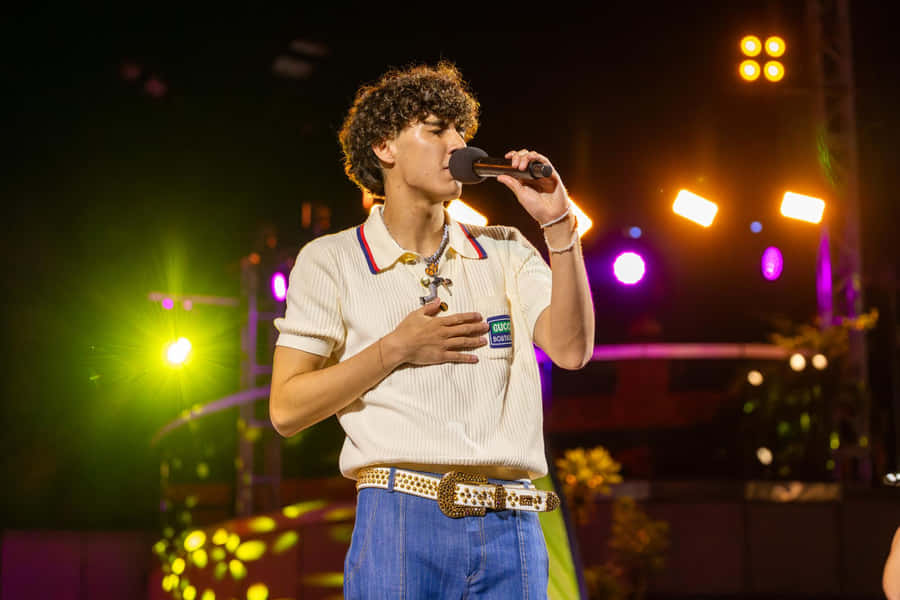 Sänger bei nächtlichem Event