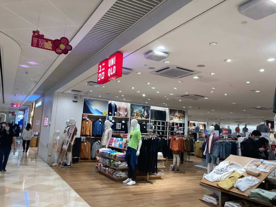 enshoppingcenter med mange mennesker, der går rundt