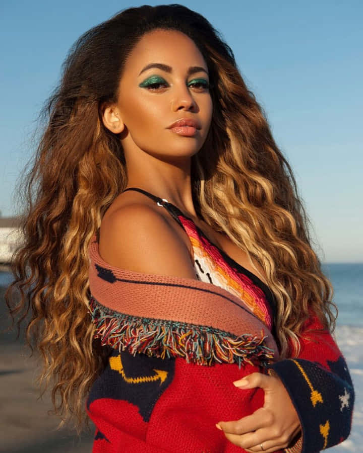 Vanessa Morgan am Strand