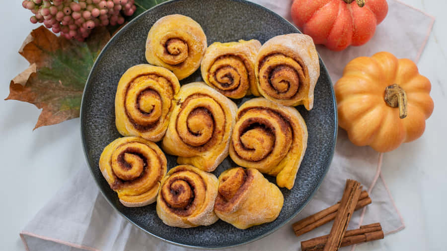 Piatto di Rotoli di Cannella Autunnali