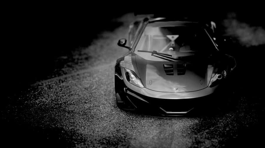 Schwarzes Sportauto Monochrom