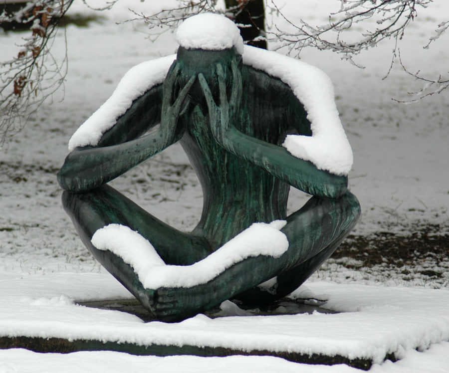 EineStatue, bedeckt mit Schnee