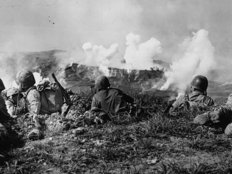 "Ensoldat står på skulderen af et bjerg i en vagtpost stilling."