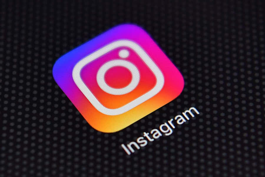 Instagramlogo på sort baggrund.