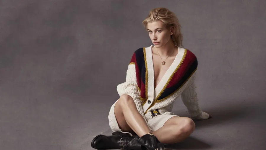 Pretty Supermodel Hailey Bieber wallpaper