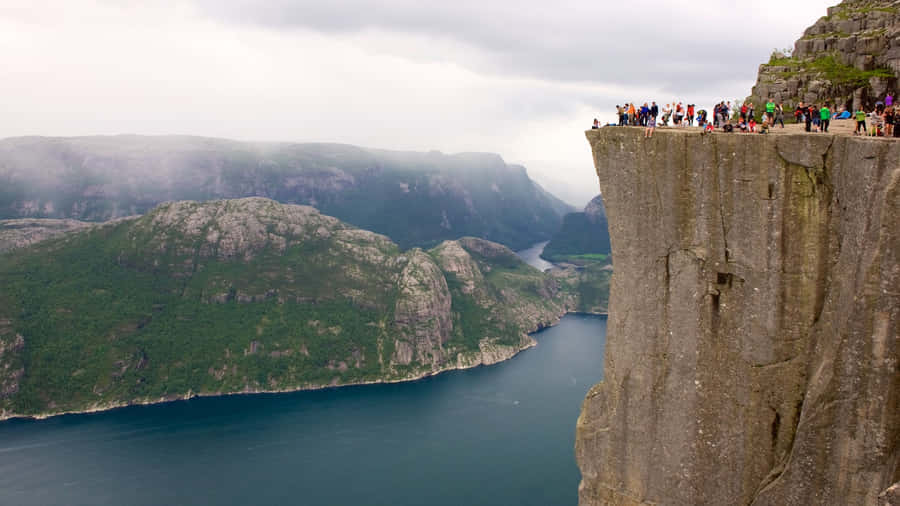 Cliff Preikestolen con Vista sul Fiordo Norvegese