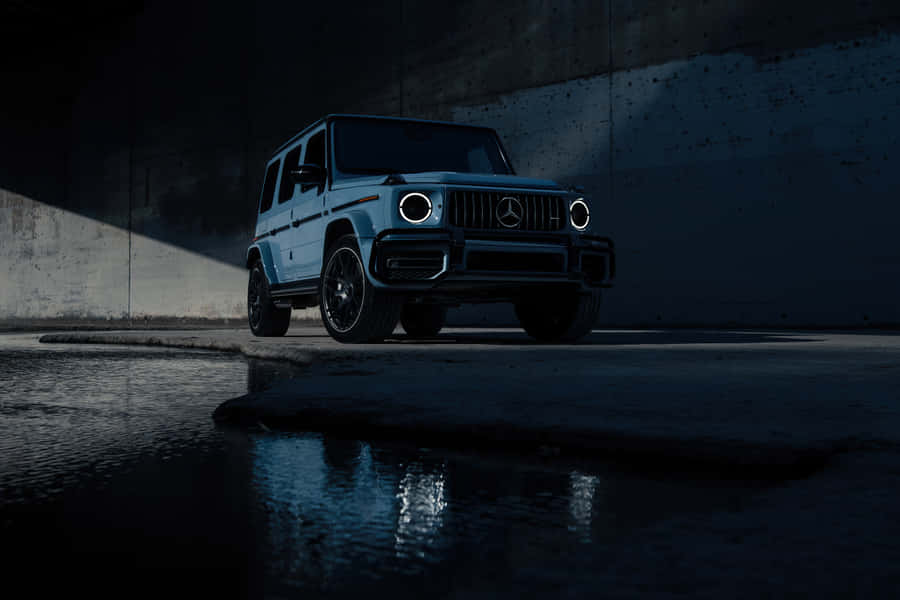 Mercedes G63 in Mostra Sotto un Sottopassaggio Scuro