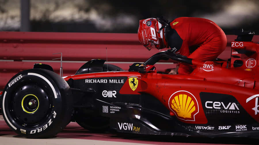 EinMann arbeitet am Rand eines Ferrari-Rennwagens