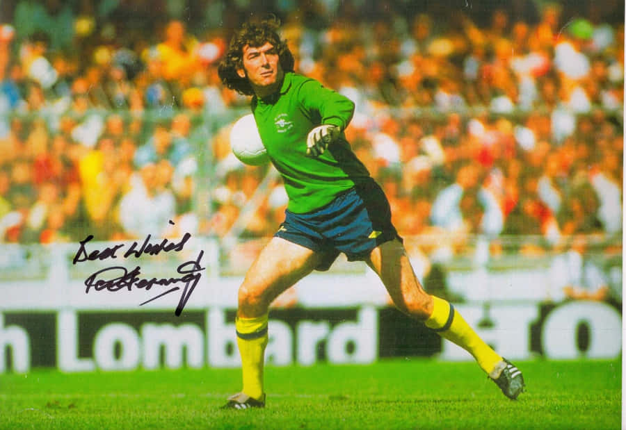 Retratode Pat Jennings, jugador de fútbol de Irlanda del Norte, con autógrafo.