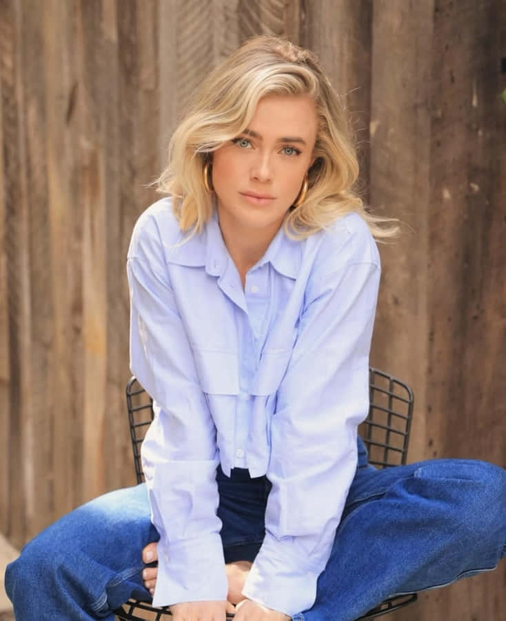 Retrato Casual de Camisa Azul Melissa Roxburgh