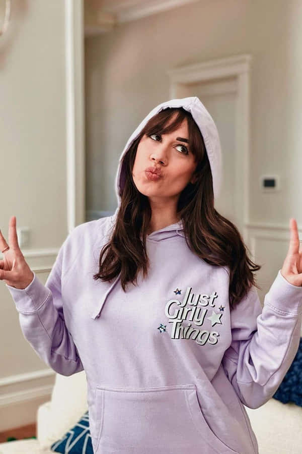 Verspielt Pose in lila Hoodie