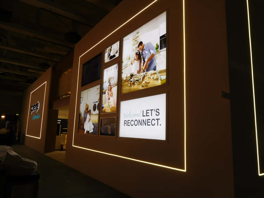 Pessoasapreciando obras de arte na Exposição Internacional de Arte.