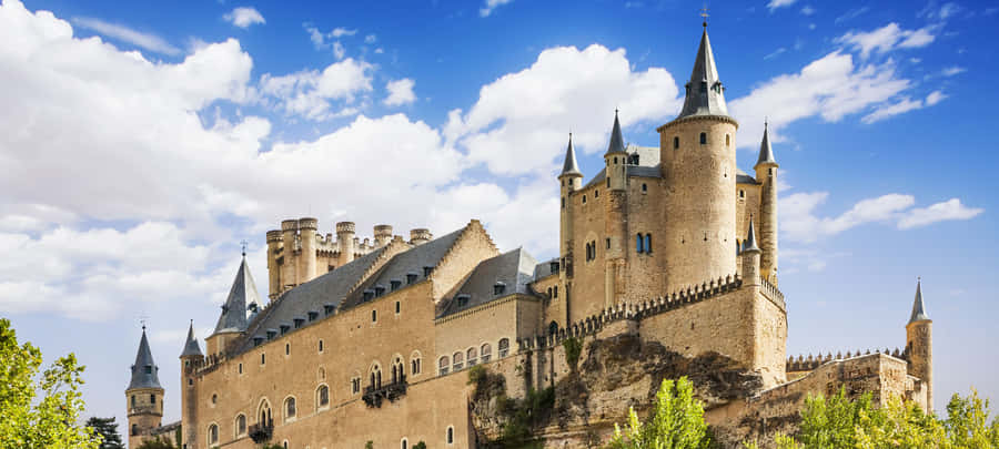Segovia Slot Lyse Skyer Skyet