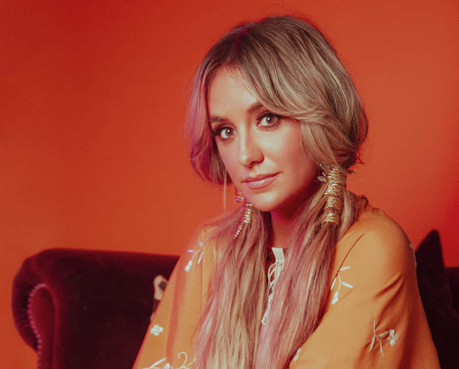 Lainey Wilson Orange Bakgrund Porträtt