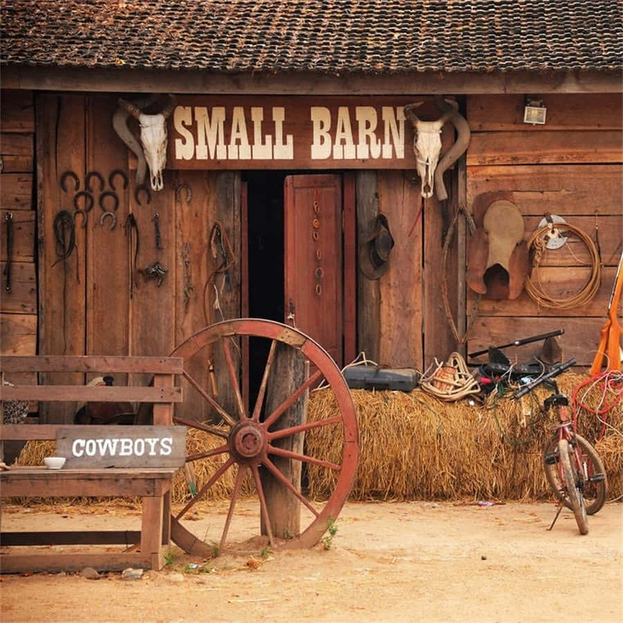 "VintageRural Wooden Old Barn" på svenska kan översättas till "Gammal lantlig träladugård." Detta skulle kunna vara en passande beskrivning av en tapetbild på en dator eller mobiltelefon som speglar en rustik och landsbygdskänsla.