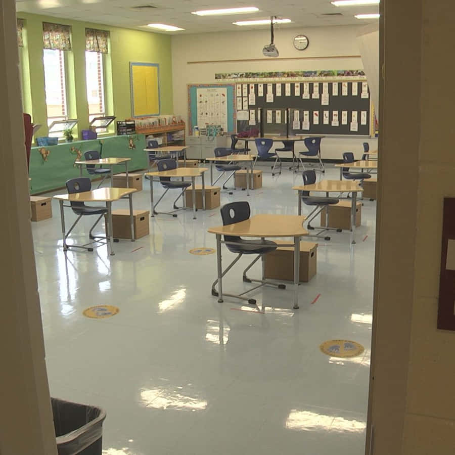 AEducação é Poder Fundos — Uma foto de uma sala de aula limpa e bem iluminada, cheia de carteiras. Esta sala de aula simboliza o poder da educação de qualidade e a importância de manter uma base educacional sólida.