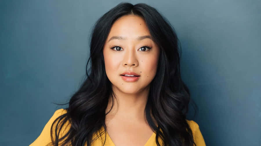 Retrato de Stephanie Hsu com Top Amarelo