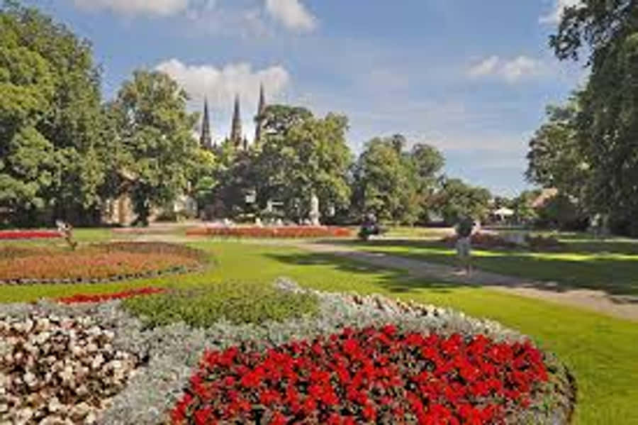 Jardins da Catedral de Lichfield em Dia Ensolarado
