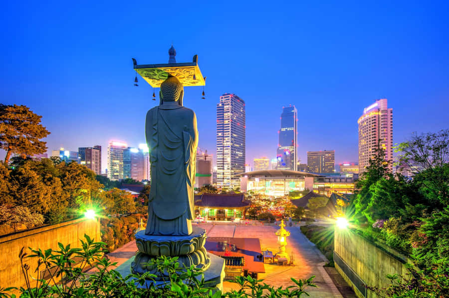 Bongeunsa Tempelstatue mit Blick auf die Skyline von Seoul