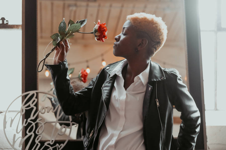 TomboyFlower Sniff kan översättas till "Pojktjej Blomdoft" på svenska. Detta skulle kunna vara en passande titel på en bakgrundsbild för en dator eller mobiltelefon som visar en bild av en blomma med lite ruffigare stil och aningen mer robusta färger än vad man vanligtvis ser på en bakgrundsbild med blommotiv. Bakgrundsbilder är en viktig del av personifieringen av en enhet och kan användas för att uttrycka olika personliga stilar, intressen eller humör.