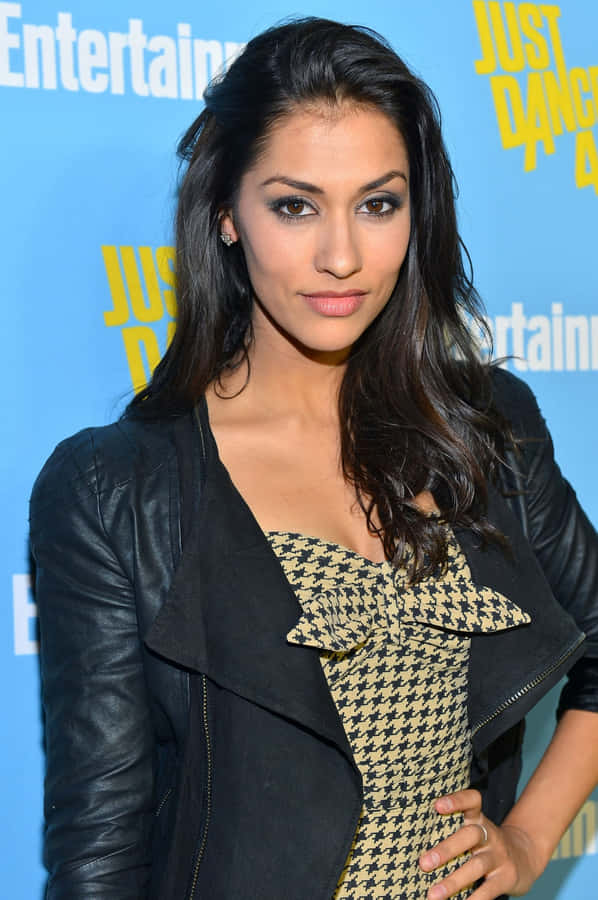 JaninaGavankar posa con sicurezza in uno shooting fotografico