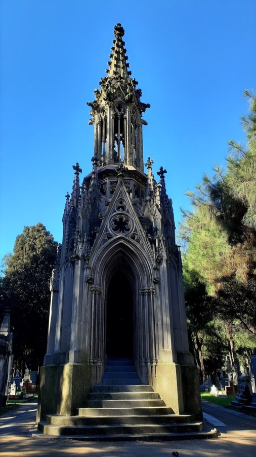 Stemmig zwart-wit van Recoleta Begraafplaats in Buenos Aires, gotische sfeer.