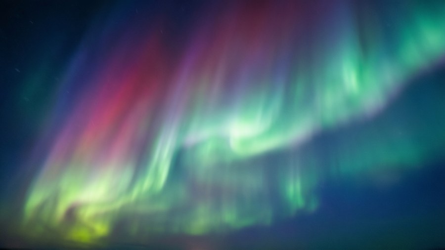 Formas fluidas abstractas inspiradas en los colores de la aurora boreal.