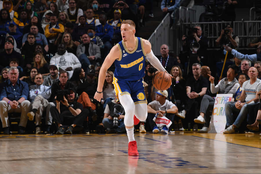 Jogador do Golden State Warriors Driblando na Quadra