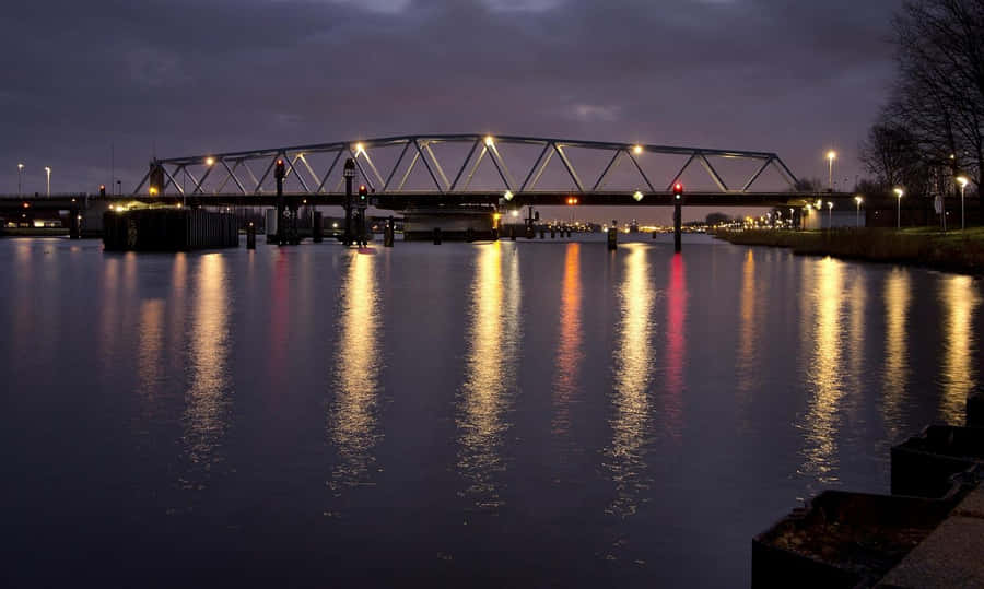 Terneuzen Brücke bei Dämmerung