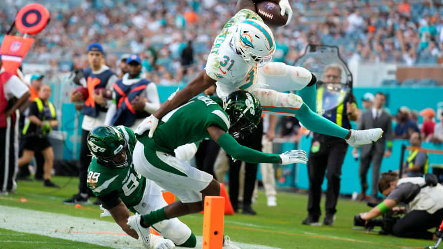 Ação Dinâmica de Cornerback em Jogo de Futebol