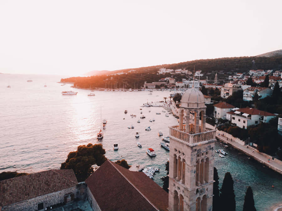 Den kroatiske by Hvar Domkirke intrikat malet i vandfarver.