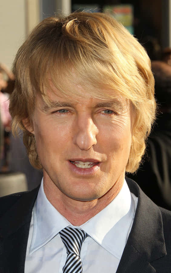 OwenWilson posiert mit einem entspannten Lächeln.