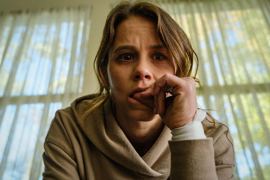 Retrato de Mulher Preocupada em Ambiente Interno