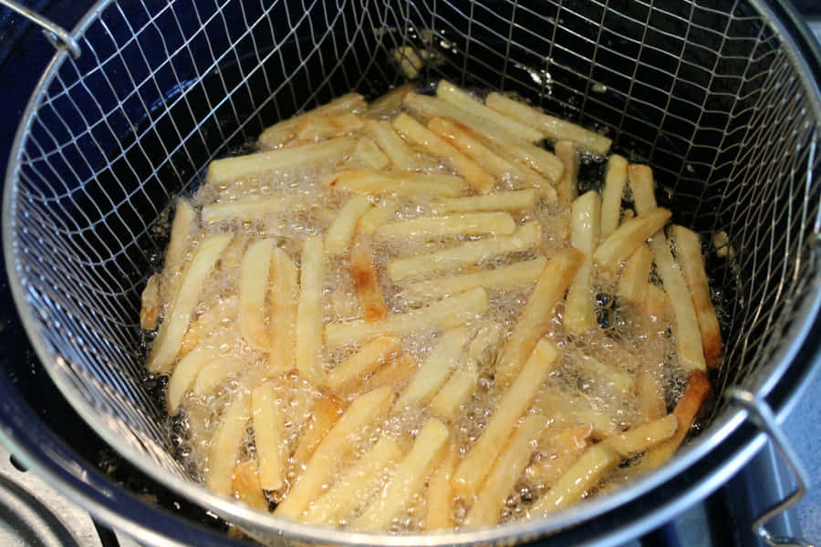 einKorb mit Pommes frites