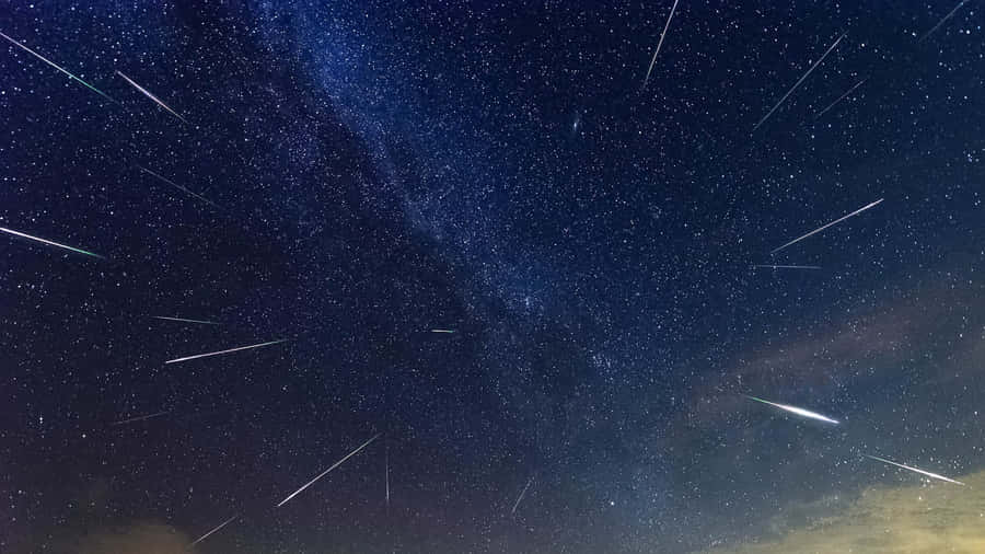 Olhepara cima e contemple a incrível beleza de um meteoro no céu!