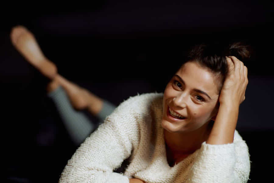 Ritratto di Donna con Sorriso Rilassato
