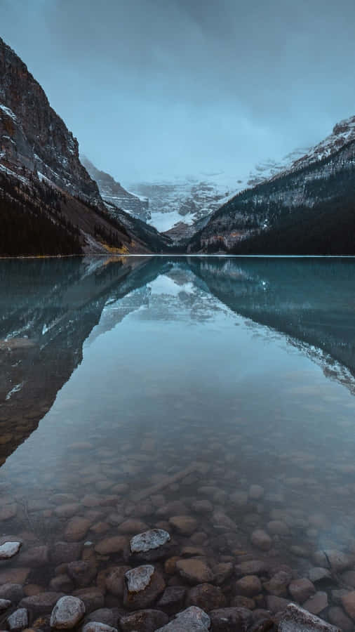 Riflessi di un Lago Montano Serene
