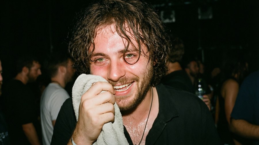 Lewis Capaldi backstage etter en forestilling, sliten men glad