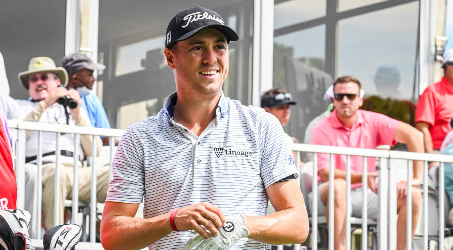JustinThomas i randig pikétröja