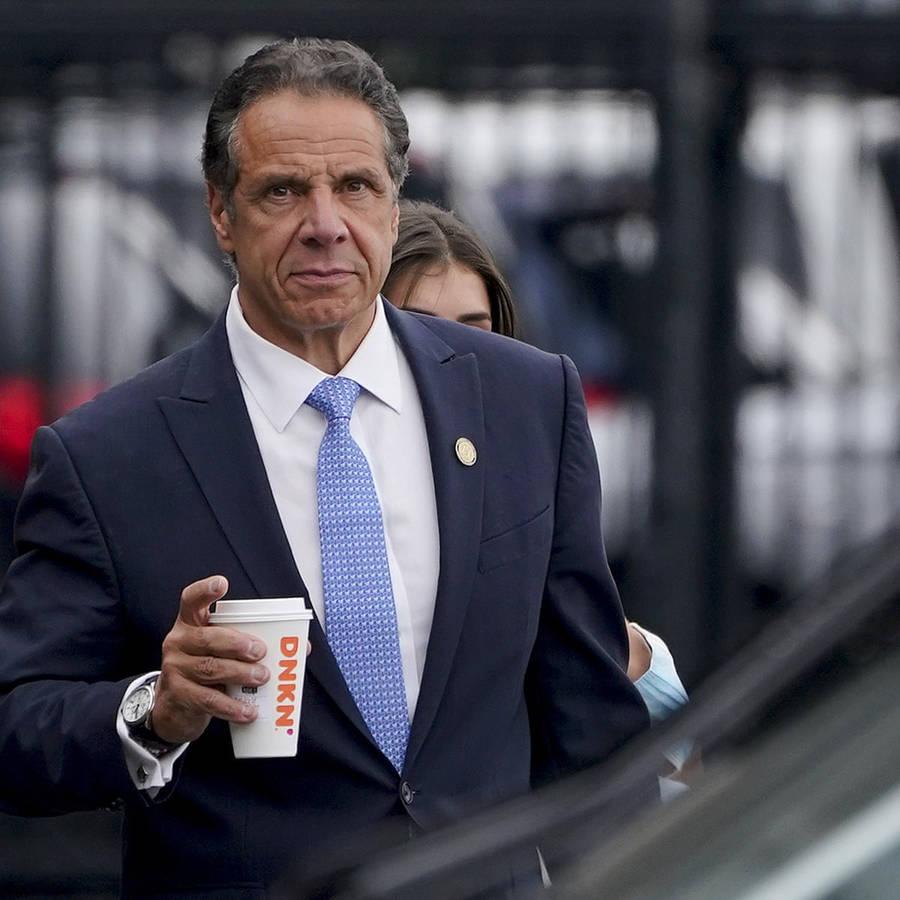 AndrewCuomo sosteniendo un café de Dunkin' Donuts