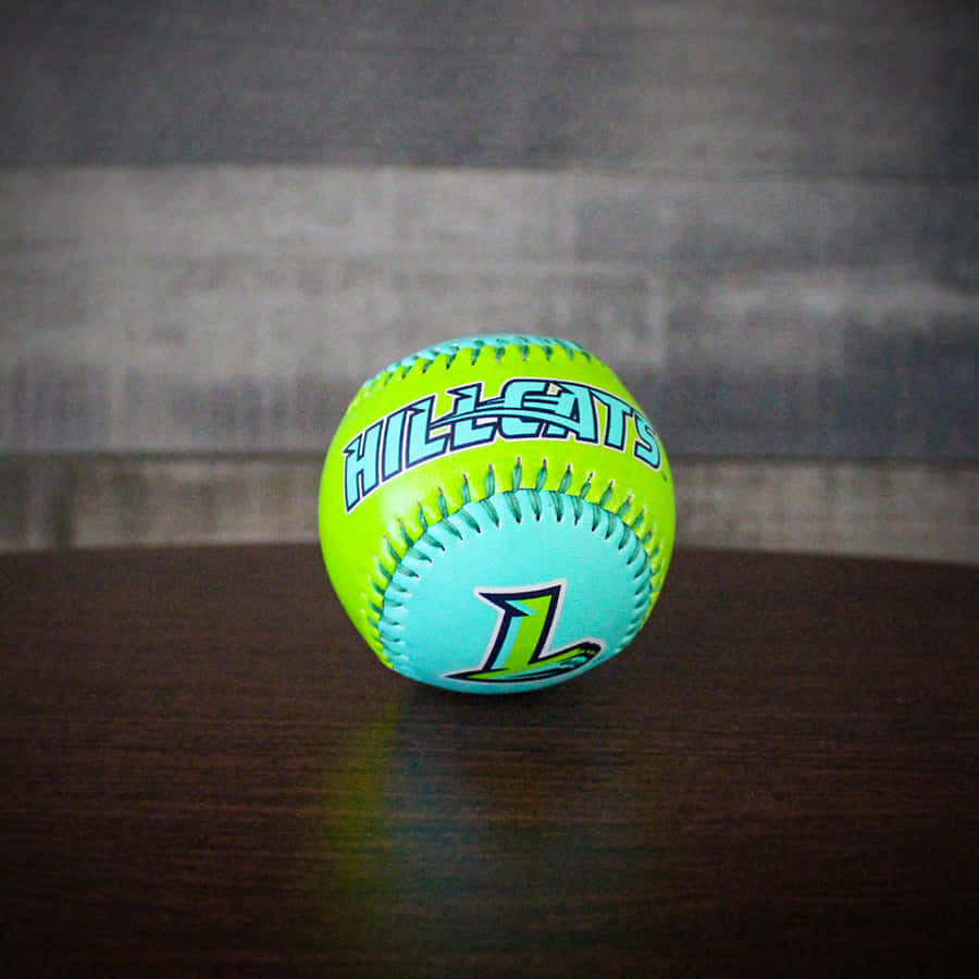 Helle grüne Softball auf Holzoberfläche