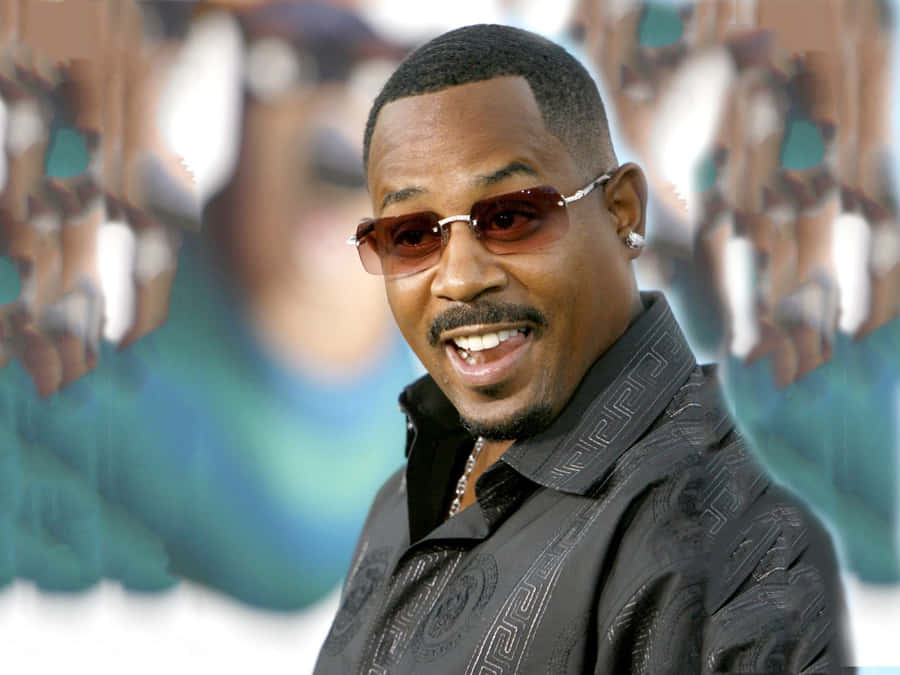 MartinLawrence é um ator e comediante americano. Ele é conhecido por suas atuações em filmes de comédia, como o "Bad Boys" e "Big Momma's House". Se você é fã de Martin Lawrence, por que não ter uma foto dele como papel de parede em seu computador ou celular? Adicione um toque de comédia e personalidade à sua tela com uma imagem de Martin Lawrence como papel de parede.