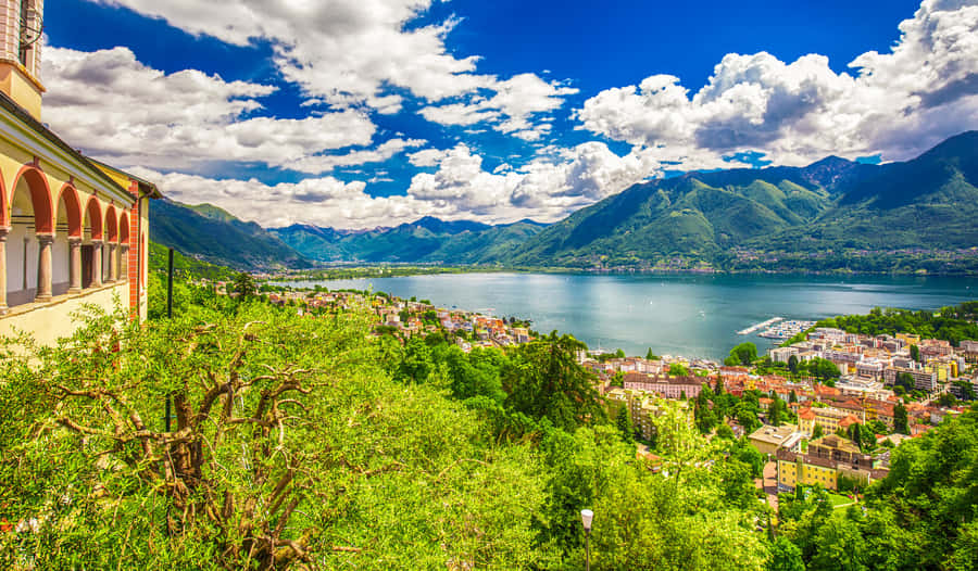 Panorama Mozzafiato del Lago di Locarno
