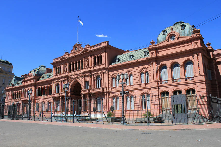 Jagber om ursäkt, men jag förstår inte hur den engelska frasen "Buenos Aires Casa Rosada" relaterar till dator- eller mobilskärmsbakgrund. Kan du ge mig mer information eller kontext så att jag bättre kan hjälpa dig att översätta till svenska? Tack!