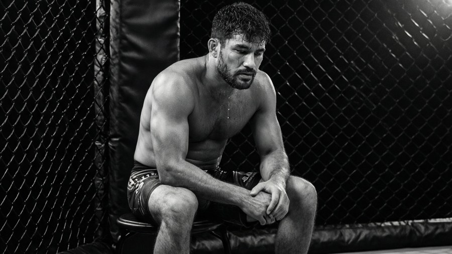 Yoel Romero se reposant entre les rounds, concentration intense.