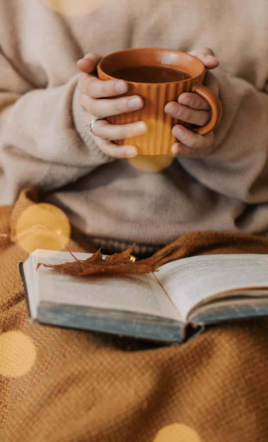 Lettura Autunnale Confortevole con Caffè
