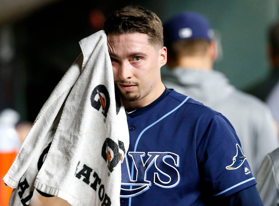 Blake Snell Mengelap