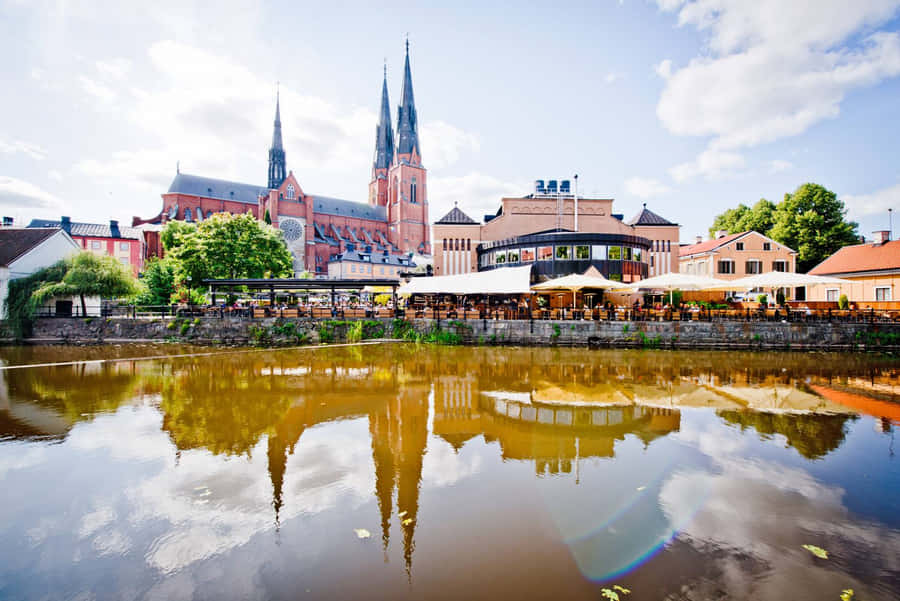 Uppsala-Kathedrale mit Flussreflexion