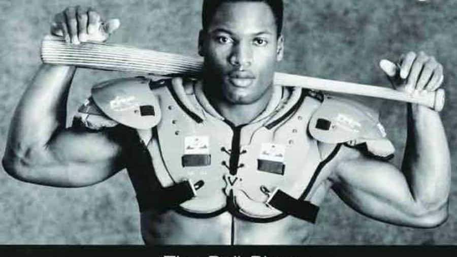Etsort og hvidt billede af en mand, der holder en baseballbat.